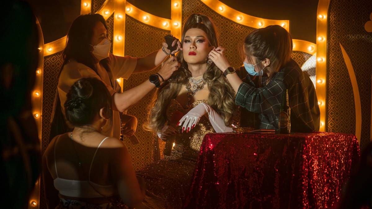 圖5-4《好孩子》幕後花絮照2_每當許瑞奇換造型或是需要補妝，就會有好幾雙手同時在他身上忙碌著