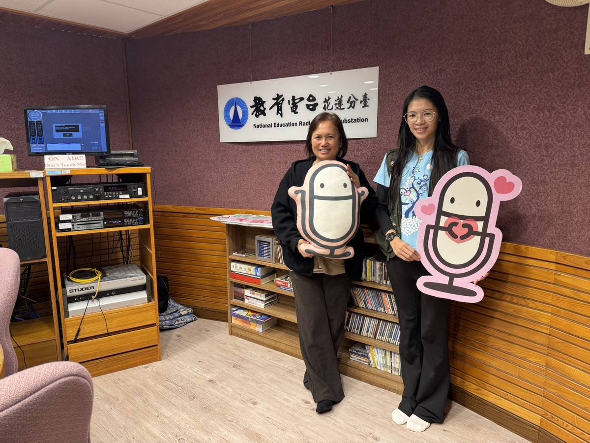 鄭惠美(左)和苡雍.菈菛分享災後陪伴與重建工作。