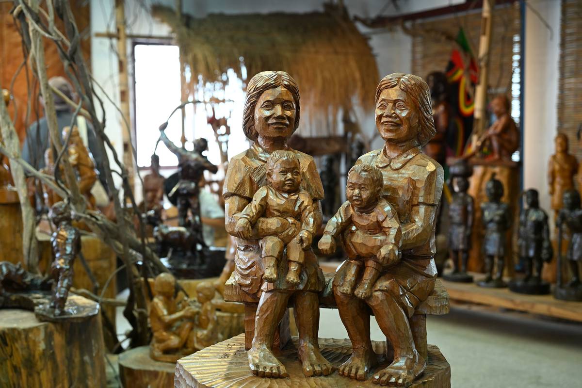 Haku哈古的立體雕刻更具現代性的特徵，跳脫過往原住民藝術對於傳統圖案或符號的複製使用，加入了更多個人純樸但豐富的情感。(文化部提供)