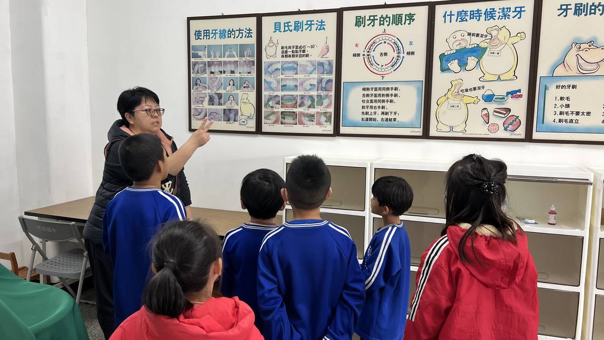 113學年度「口腔保健績優學校遴選」-特優-臺南市將軍區鯤鯓國小-學生在口腔保健教室學習牙齒知識