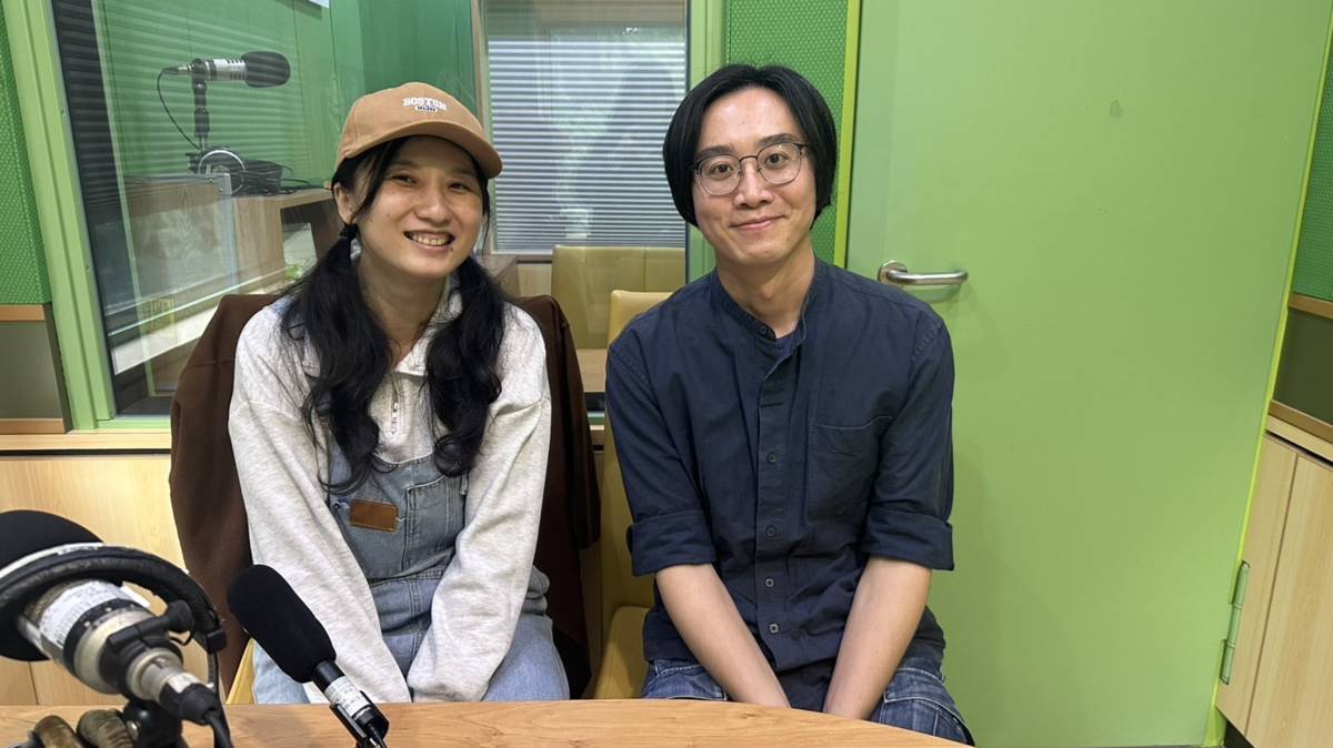 周殷竹老師（左）與楊舒淵老師（右）鼓勵家長多和孩子對話，多多累積和孩子的親子存摺。