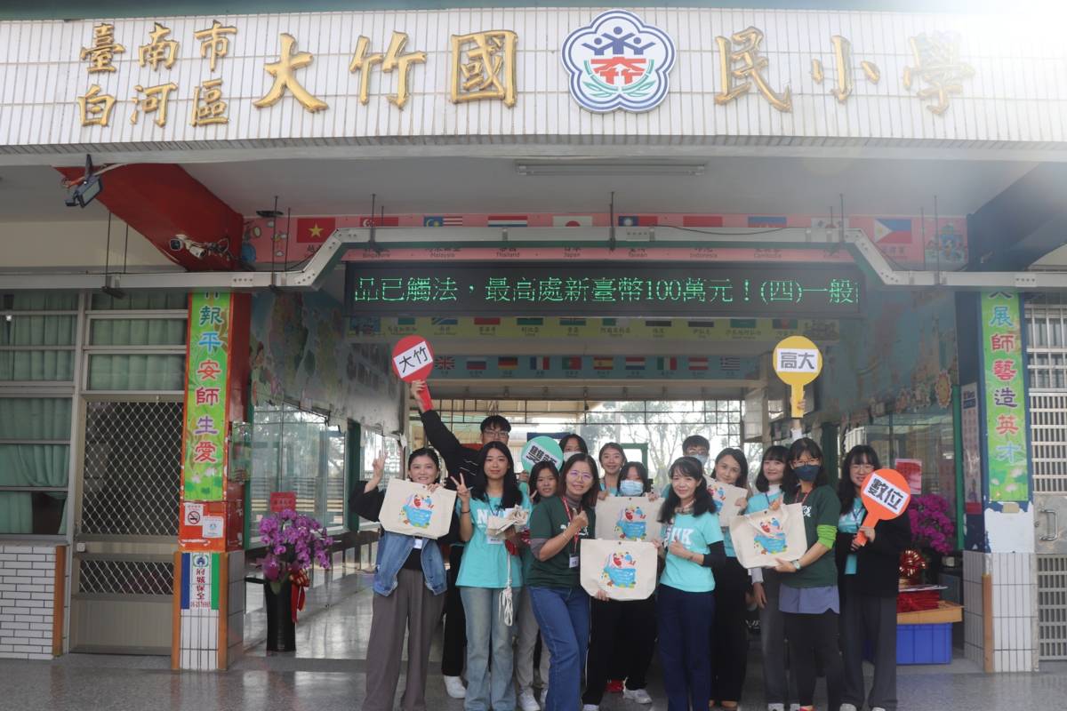 賴院長與吳校長互贈紀念物