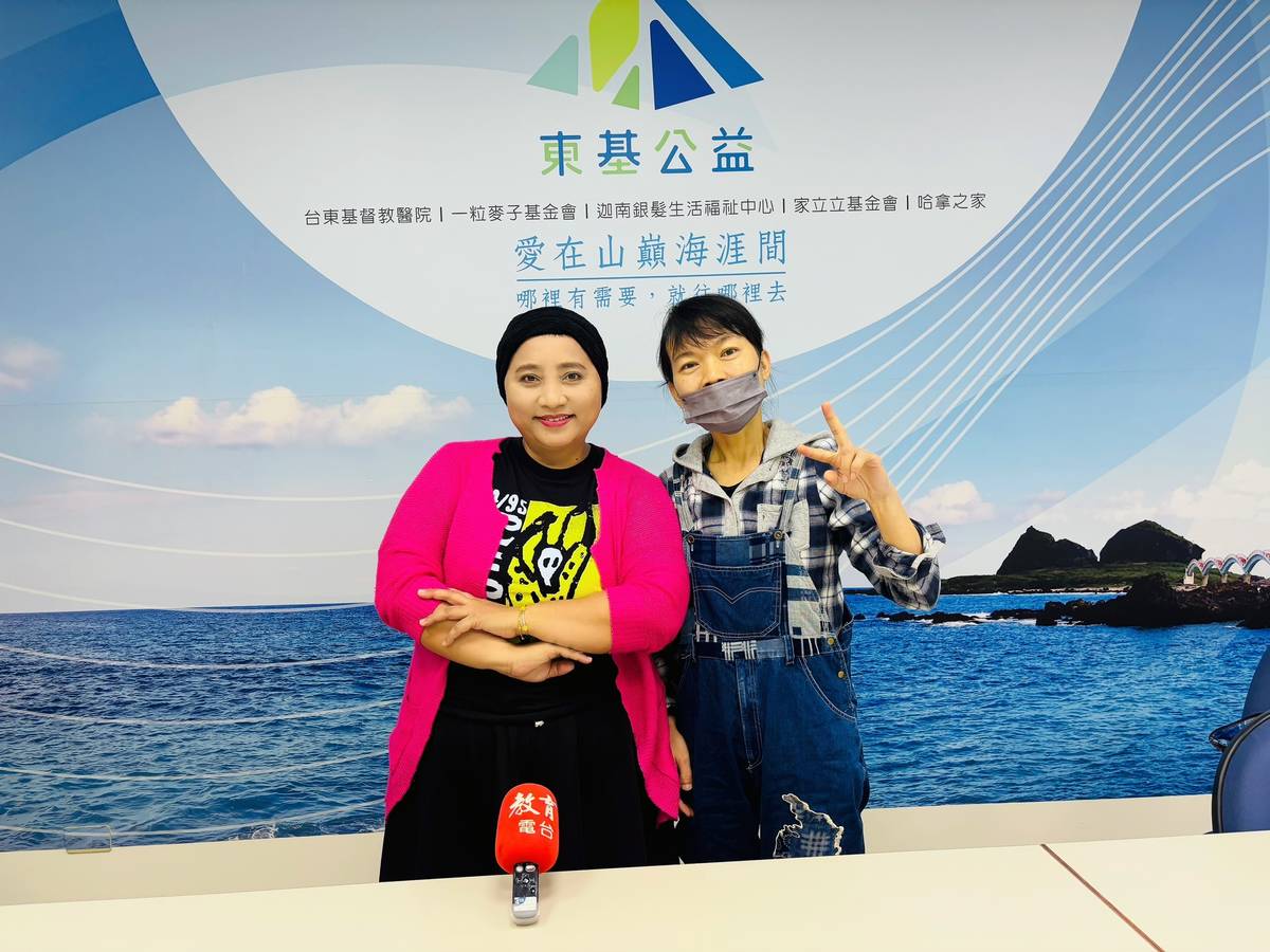 敏容社會行政師(右)與溢寧師母分享課輔班的點點滴滴