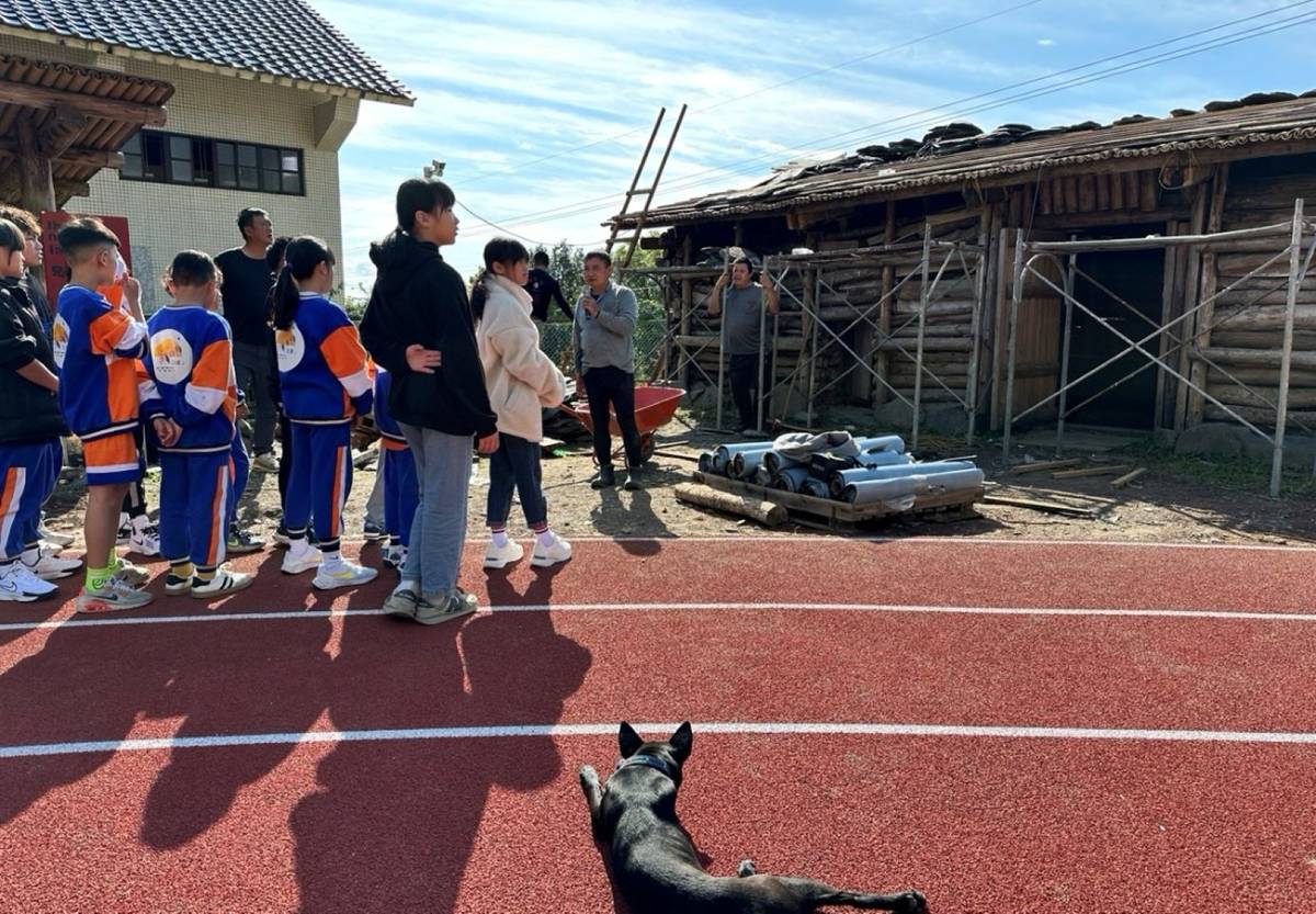 宜蘭縣金岳國小師生同參與家屋施作過程。(教育部提供)