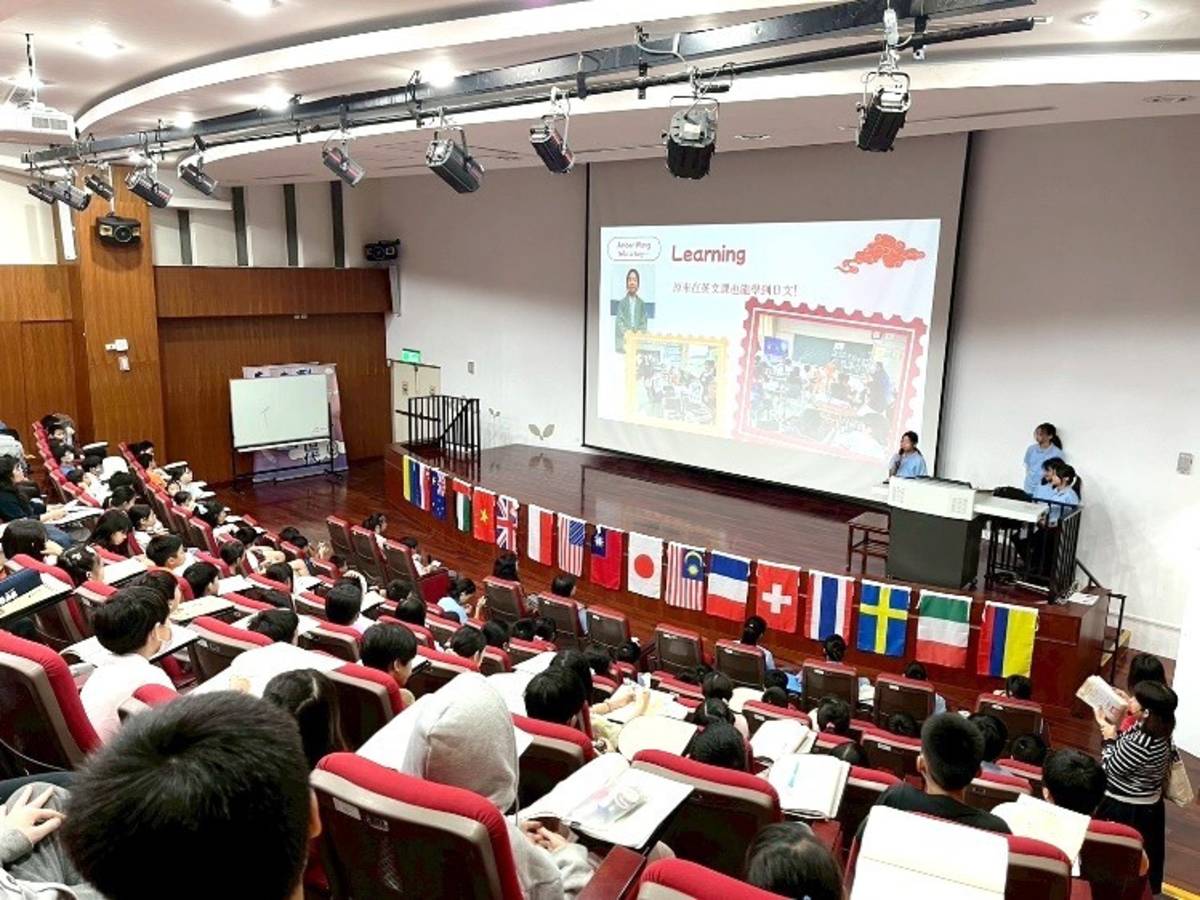 學生在多元文化講堂中分享到日本、紐西蘭的交流經驗