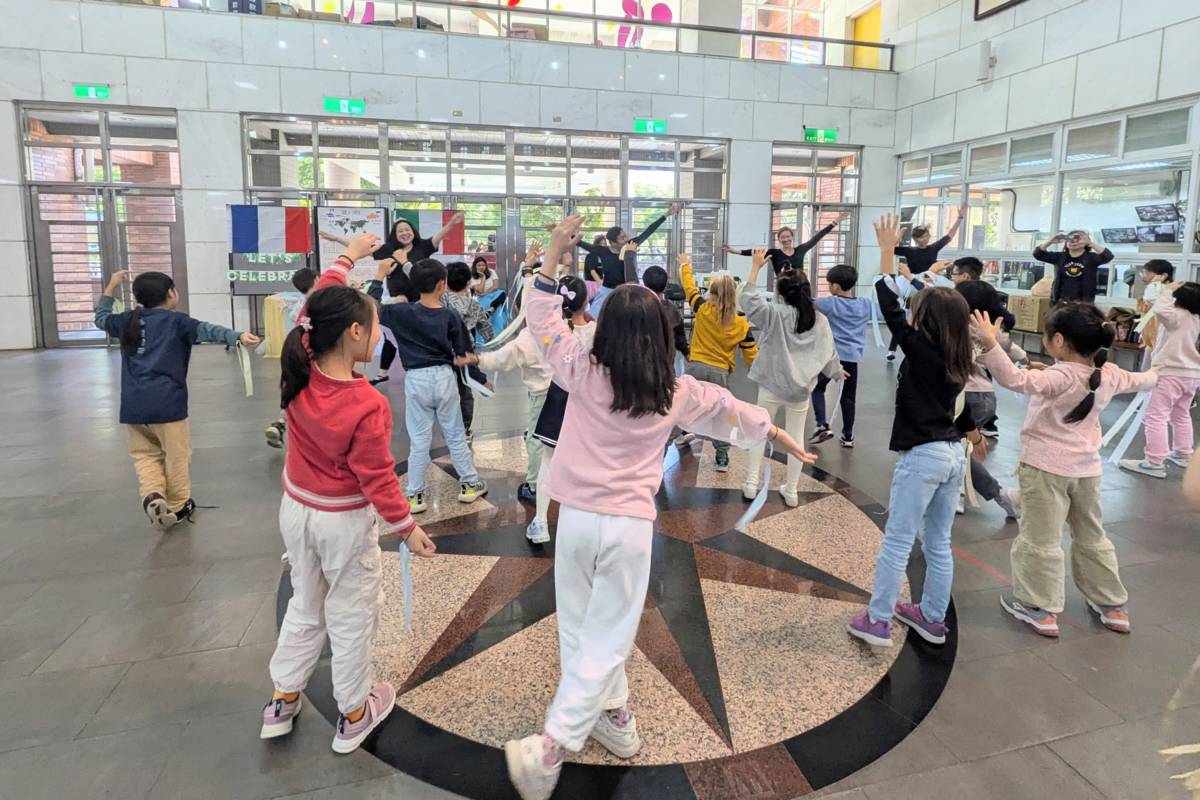 學生體驗起源於歐洲的芭蕾舞