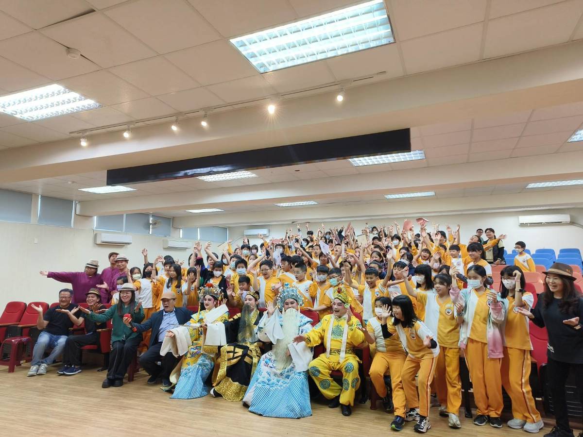 漢陽北管劇團團將北管帶進國小，希望孩子們在歡笑與驚喜中愛上傳統藝術