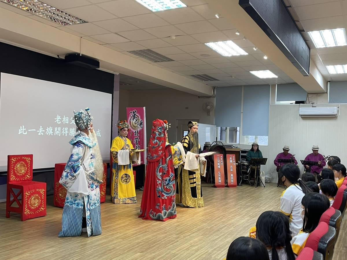 漢陽北管劇團以生動示範與精采演出獲得現場學生的熱烈回響