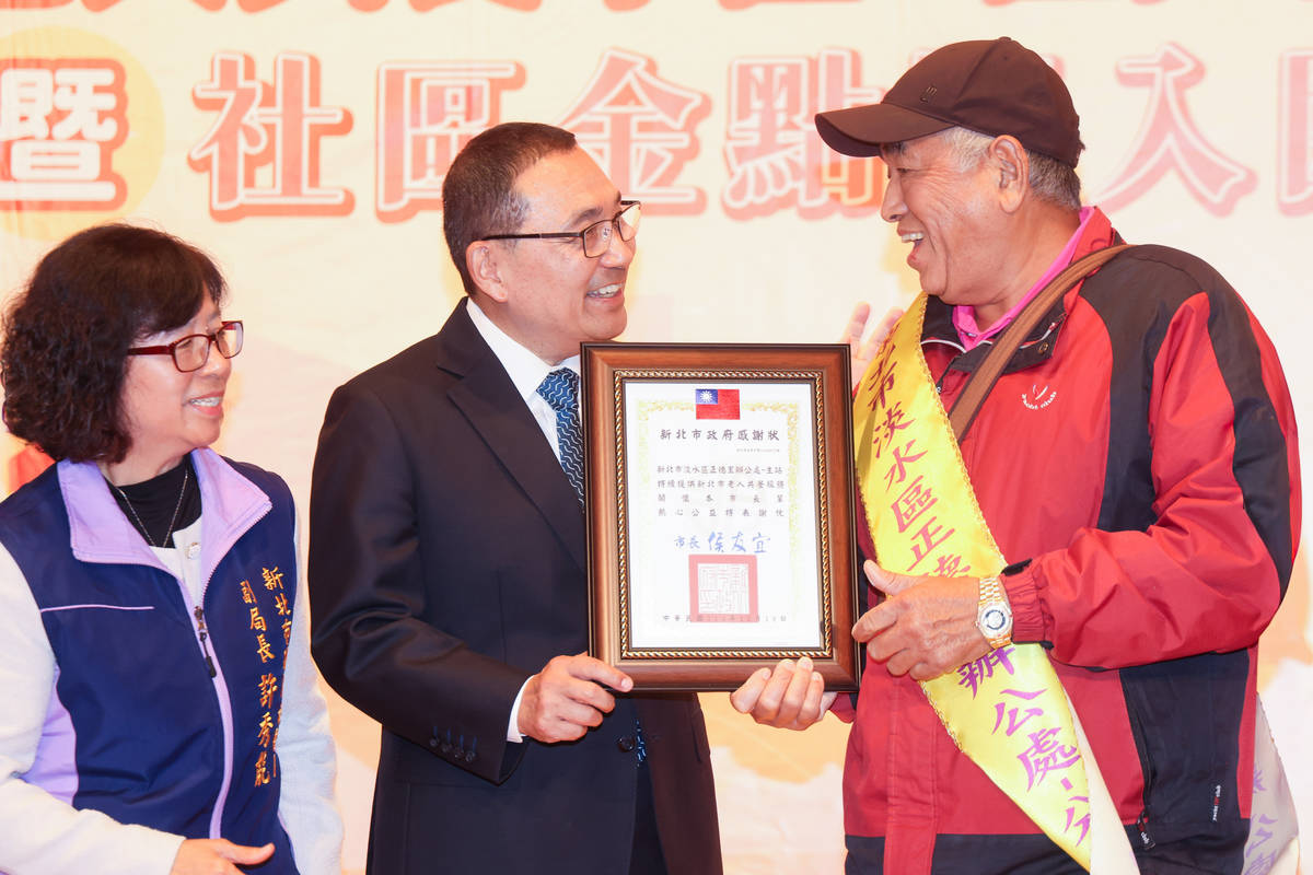 新北市長侯友宜今（18）日頒獎表揚116處辦理超過5年共餐或送餐服務單位。