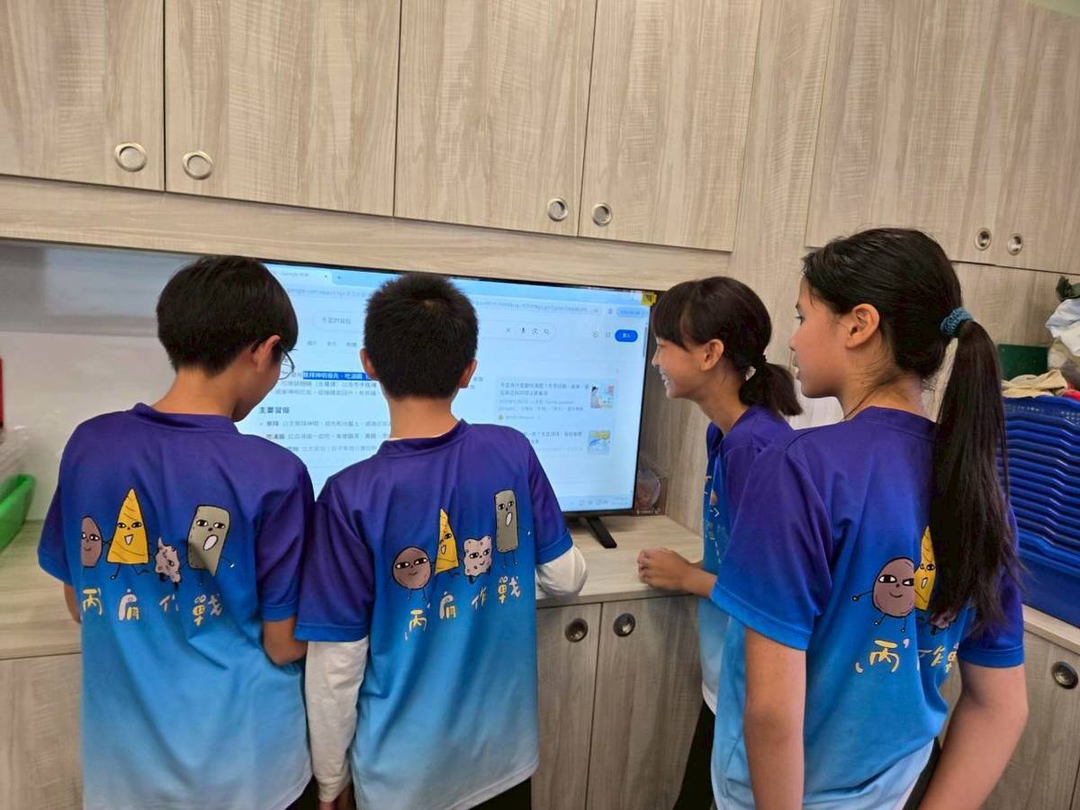 學生上網收集冬至相關資料，增進對習俗的認識