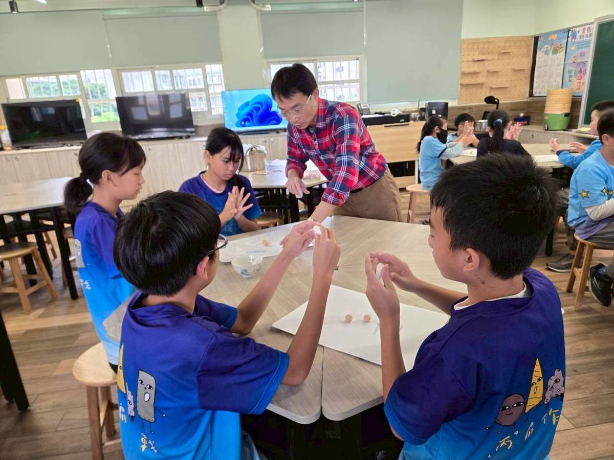 陳勇政老師帶領高年級學生親手製作「雞母狗仔」