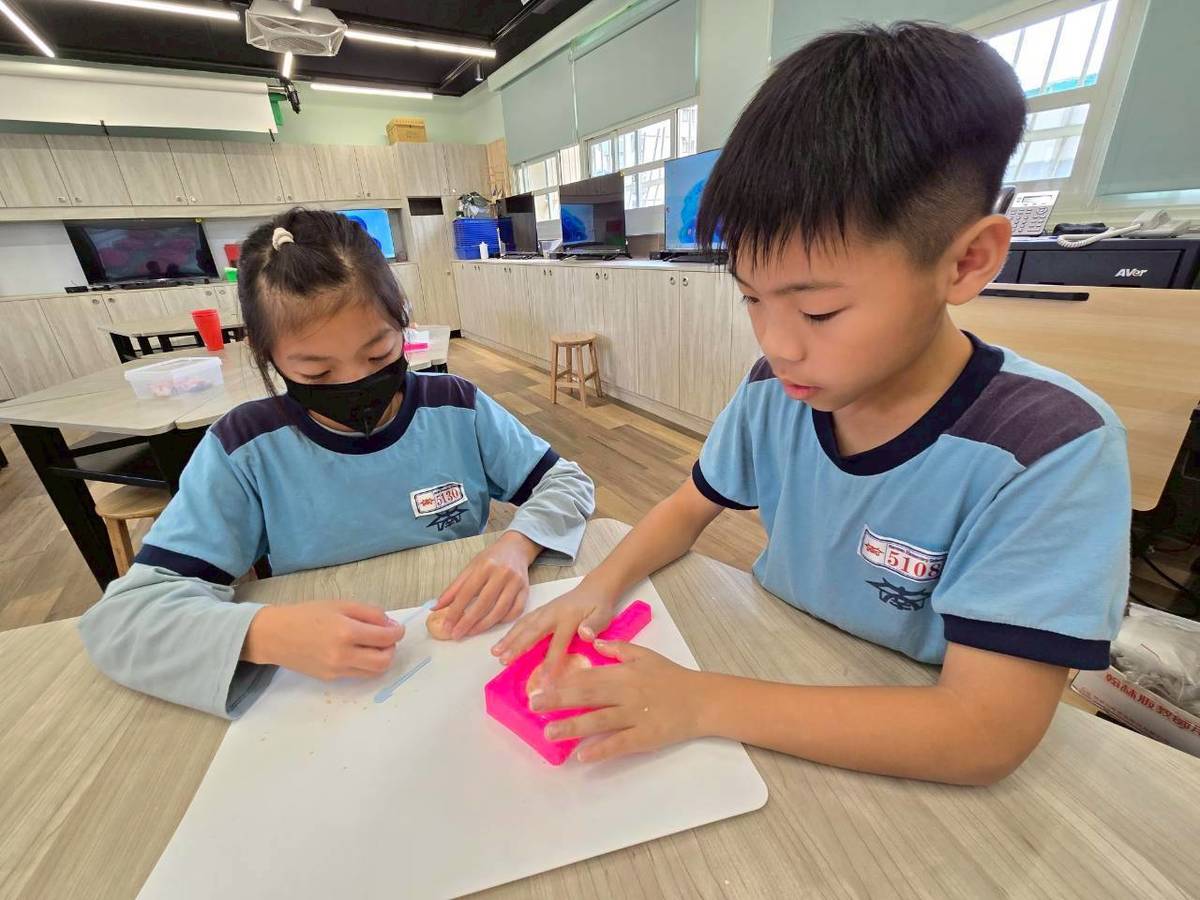 學生手做紅龜粿