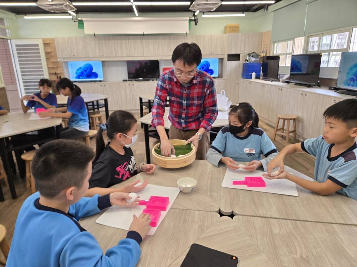 學生捏製的「雞母狗」將進到蒸籠蒸熟