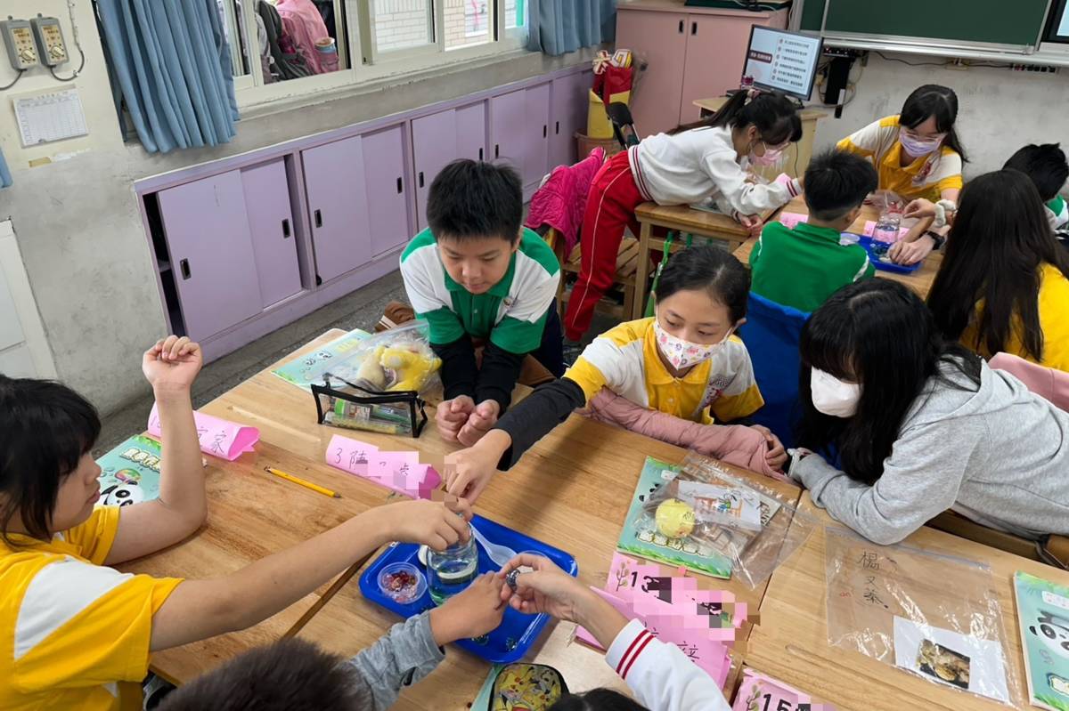 學生在課堂中邊聽故事邊依照自己的感受在罐中投入彈珠、白沙、寶石。