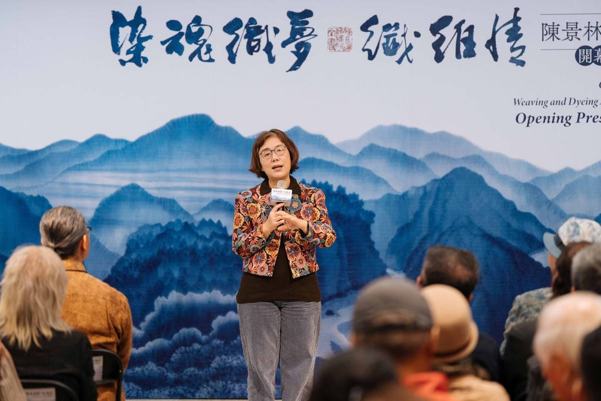 文化部政務次長王時思表示，陳景林以深厚染織工藝跨越藝術、生活與時尚，展現臺灣工藝豐沛創作能量，文化部將持續支持臺灣工藝，與工藝創作者共同開創更長遠、寬廣的未來 (文化部提供)