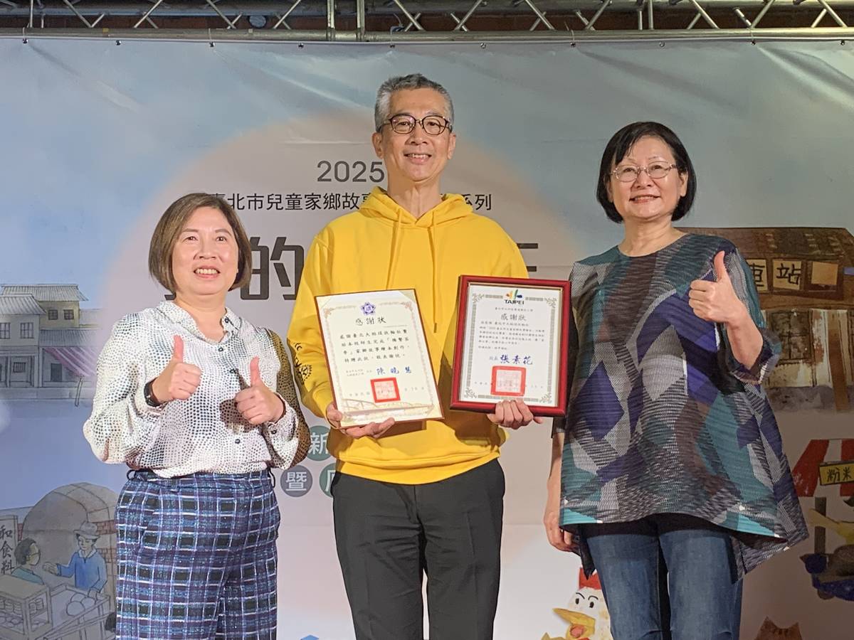 臺北市大橋國小校長陳曉慧(左)、雙蓮國小校長張素花(右)致贈感謝狀給臺北市大稻埕扶輪社社長呂修平 (記者攝)