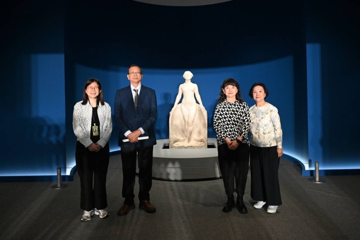 文化部次長李靜慧（右2）、黃土水家屬代表林麗純（右1）、國立臺灣美術館長陳貺怡（左1）及保存者張鴻標家屬張士文（左2）等人合影.