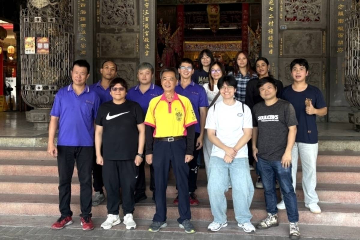 計畫團隊與本淵寮朝興宮金獅陣教練林瑞斌師傅（中）合影。感謝林師傅親自指導金獅陣武術套路，為台星學子的數位採集實作提供最真實的內容基礎。