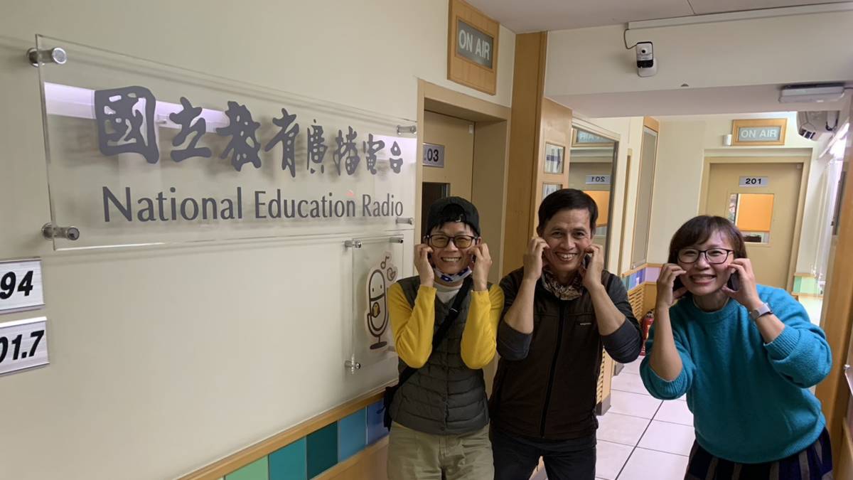 圖片由左至右：快樂農場楊淑媚、吳宏基、小風合影