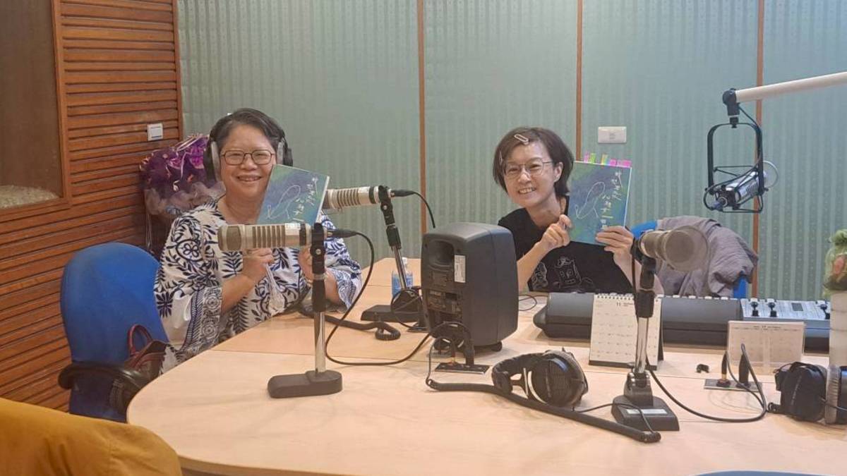 圖左為詩人曾恕梅，帶來詩集《我想要在你心裡有一個房間》