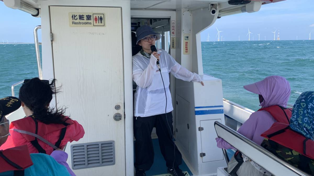 出海進行觀察並為參與民眾解說白海豚所面臨的危機(照片由郭佳雯研究員提供)