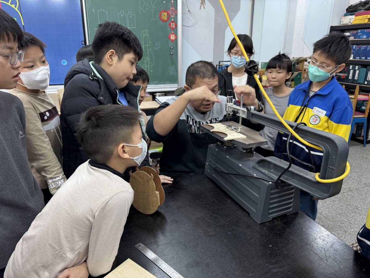 新北中山國小創客社團參訪江翠國中 體驗不倒翁撲滿實作