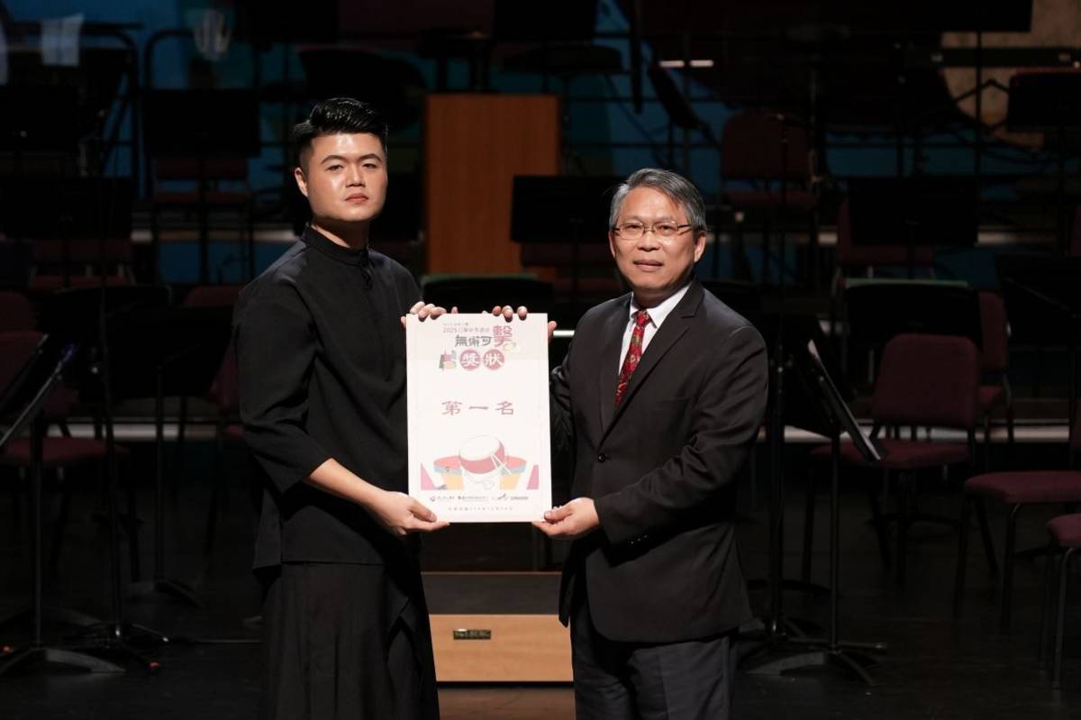 顏挺(左)勇奪冠軍和「最佳魅力舞臺獎」、最佳人氣獎」，成為本屆賽事的三冠王