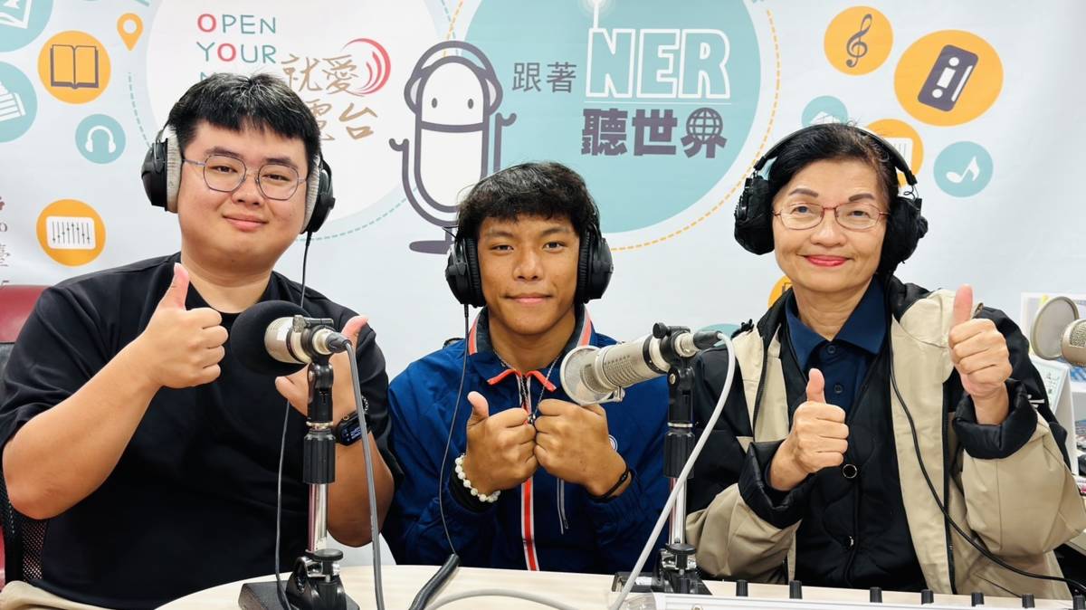 陳麒安老師（左）用心陪伴邱奇希（中），在這個月杜拜舉辦的亞帕青運再創奇蹟。