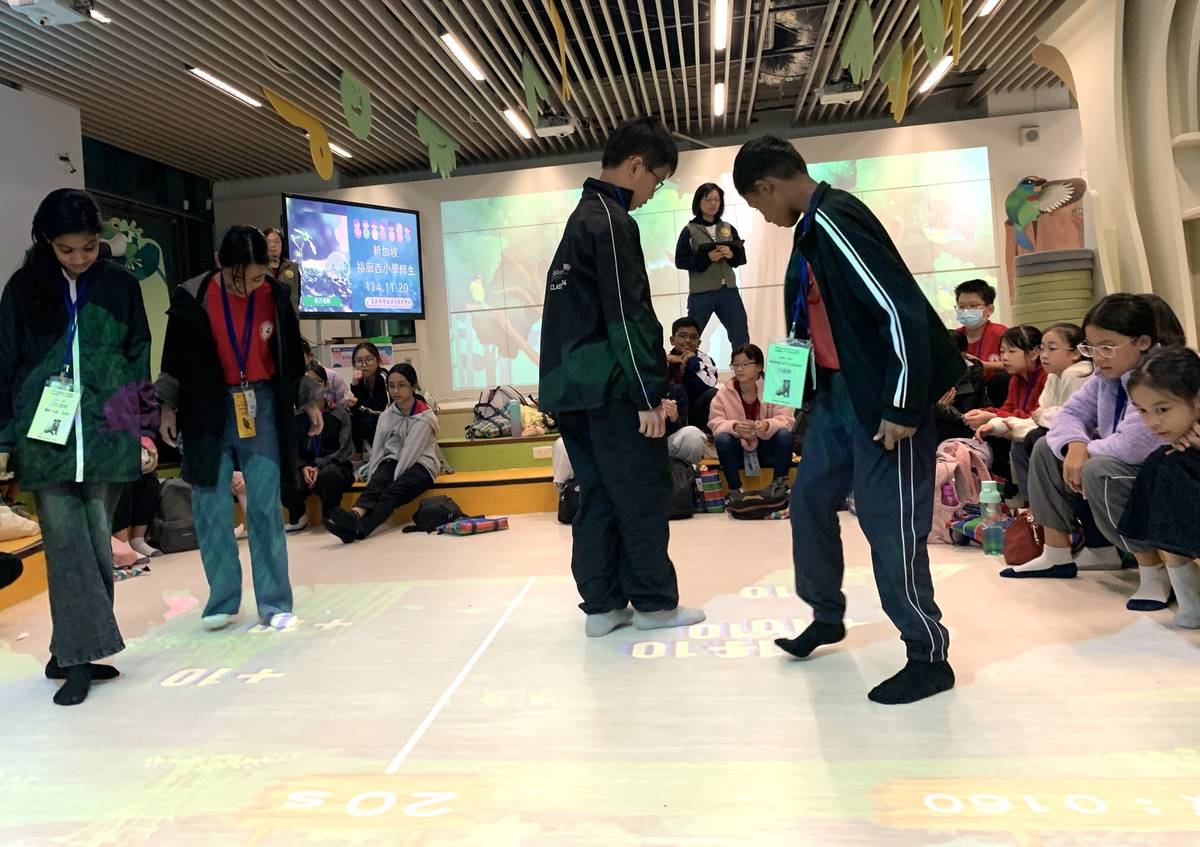 新加坡裕廊西小學學生體驗馬明潭展場互動設備