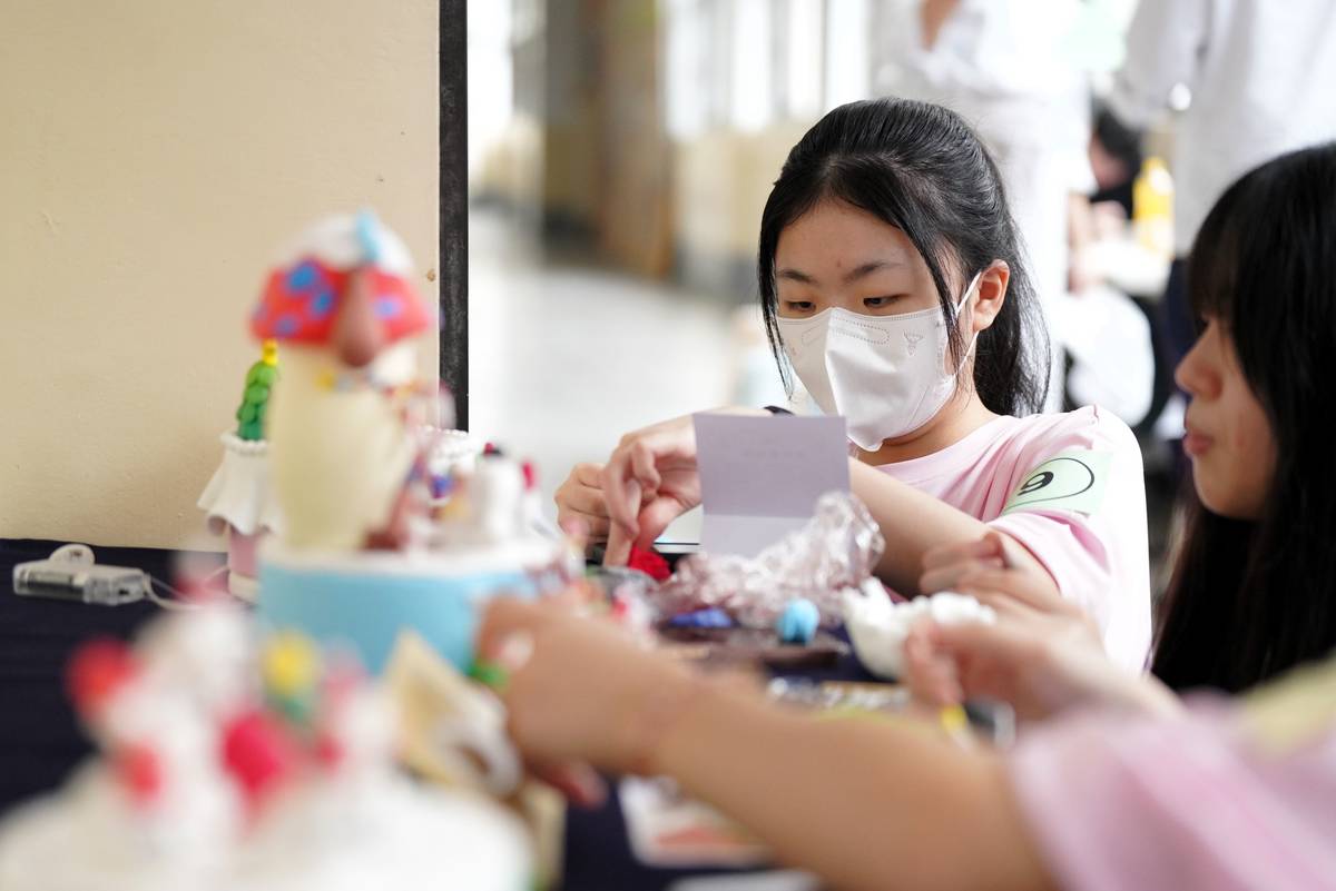 北市育達高中烘焙科學生以輕黏土創作出充滿節慶氛圍的蛋糕裝飾