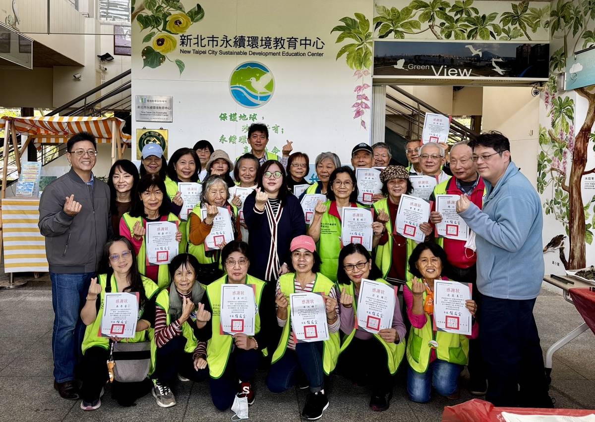 新北市永續環境教育中心114年度志工期末感恩會-致贈志工感謝狀合影