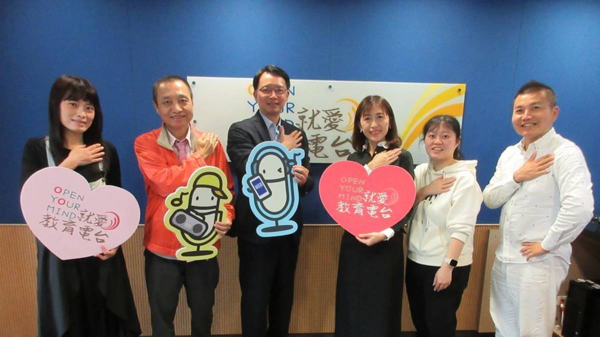 左起 節目主持人（臺中市北區太平國民小學 陳奕蓁主任、臺中市烏日區九德國民小學退休教師 馮寬德（趙翔））來賓（臺中市立文華高級中等學校黃偉立校長、臺中市立文華高級中等學校李宜軒老師）教育電台常罡。 
