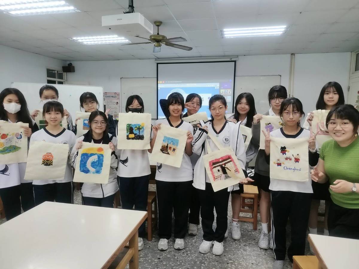 國立彰化女中師生合照(照片:內湖高中、內壢高中與彰化女中提供)