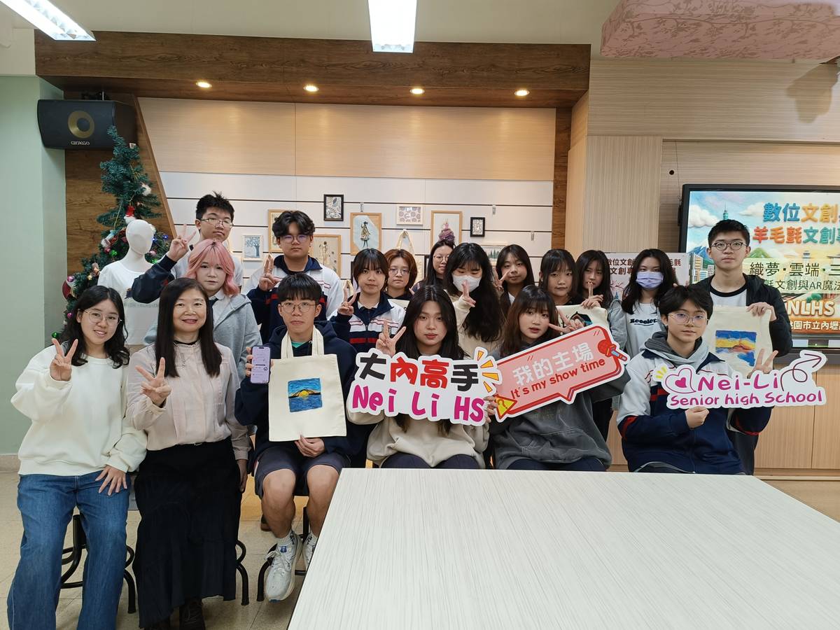 -桃園市立內壢高中師生合照(照片:內湖高中、內壢高中與彰化女中提供)