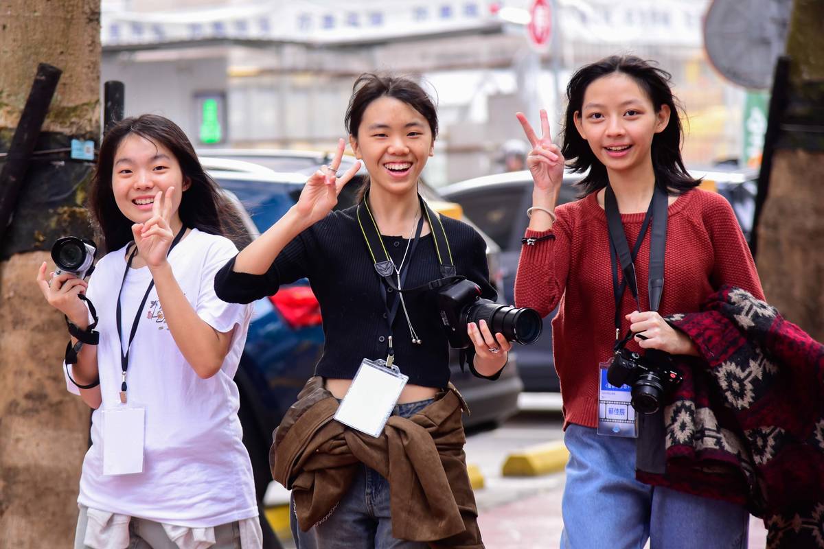 參與攝影工作坊青春洋溢的高中生隊伍