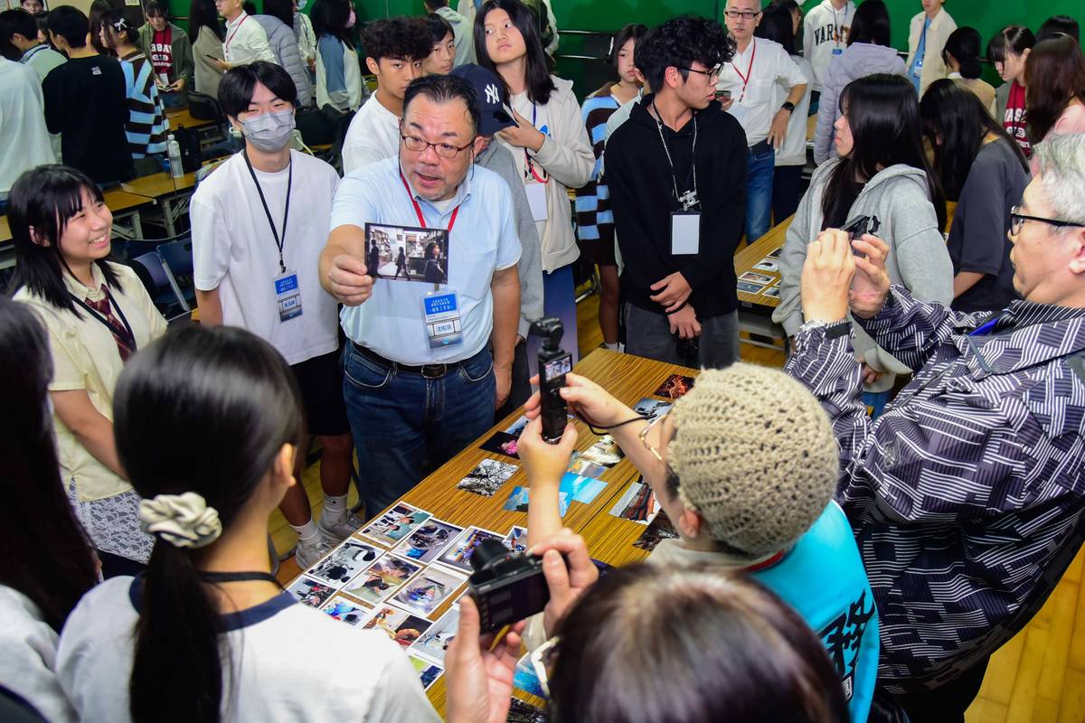 攝影與VR設計系沈昭良主任點評高中學生的攝影作品