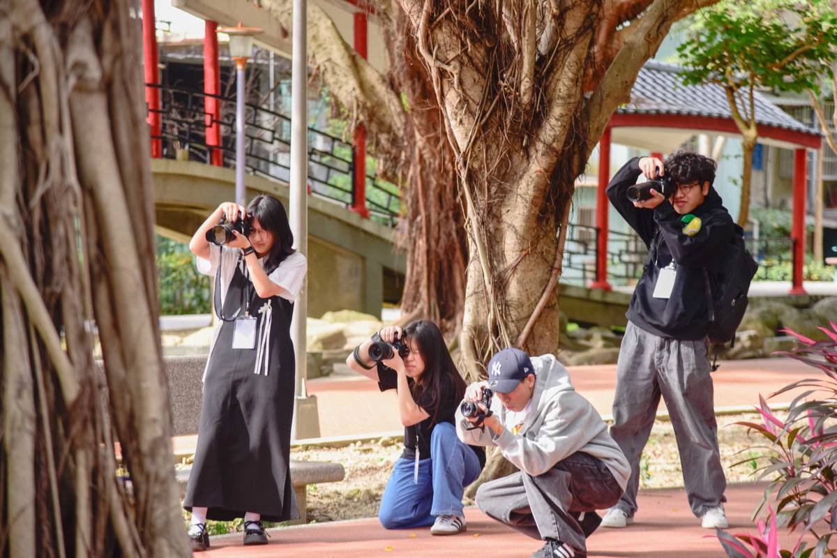 參與攝影工作坊高中生至板橋社區實地外拍，練習攝影觀察與拍攝