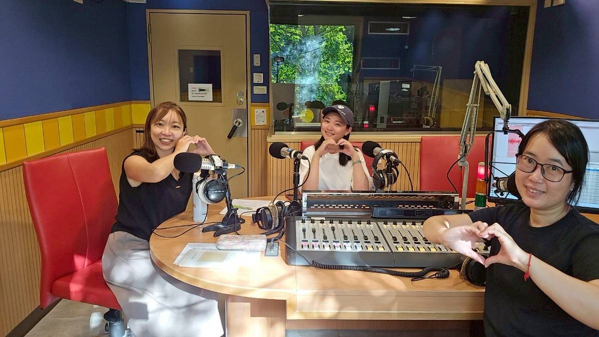 有左到右為主持人米果、來賓洪巧儒、主持人梅英