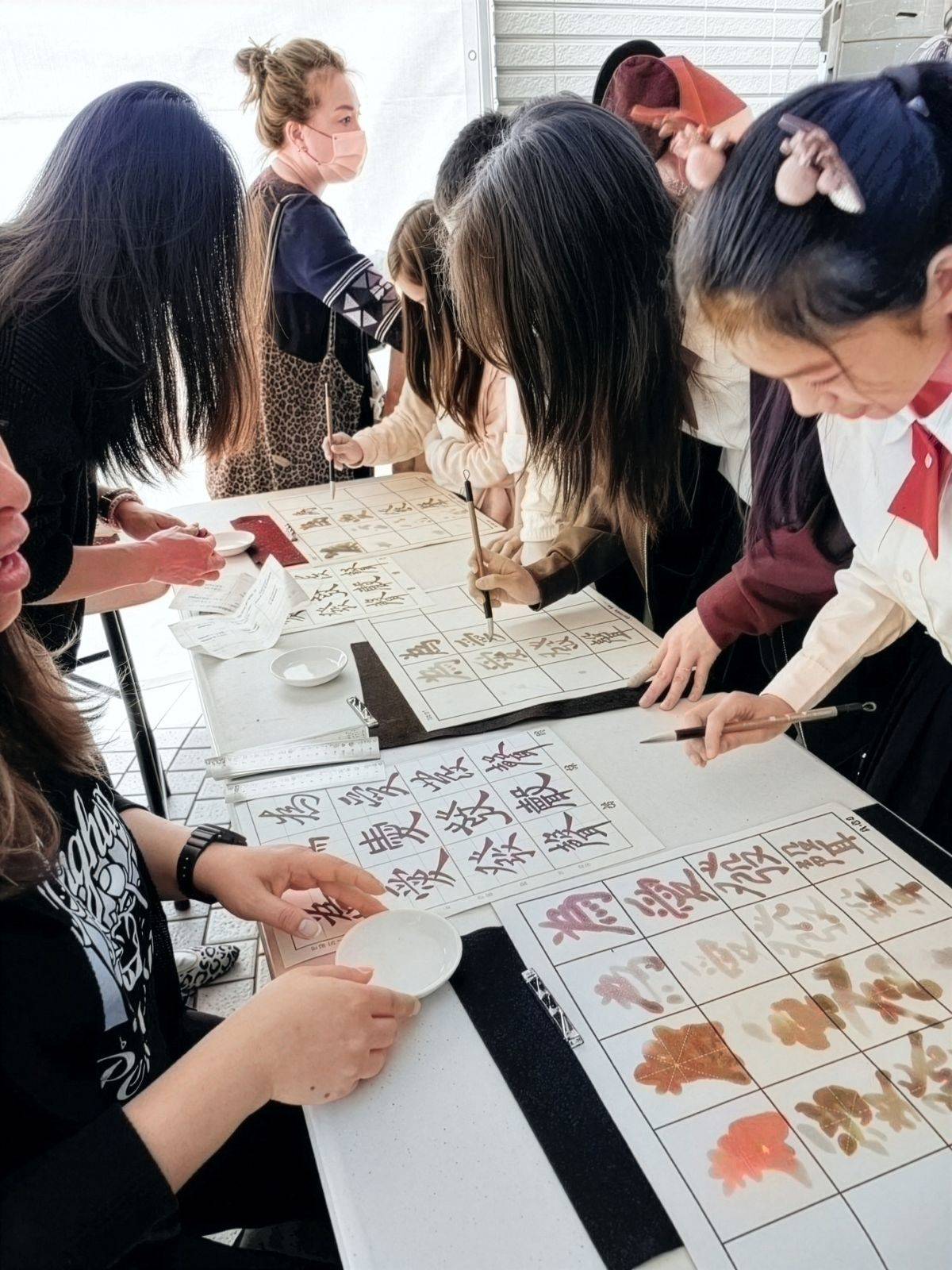 現場舉辦園遊會，親師生體驗書法，用筆墨傳情