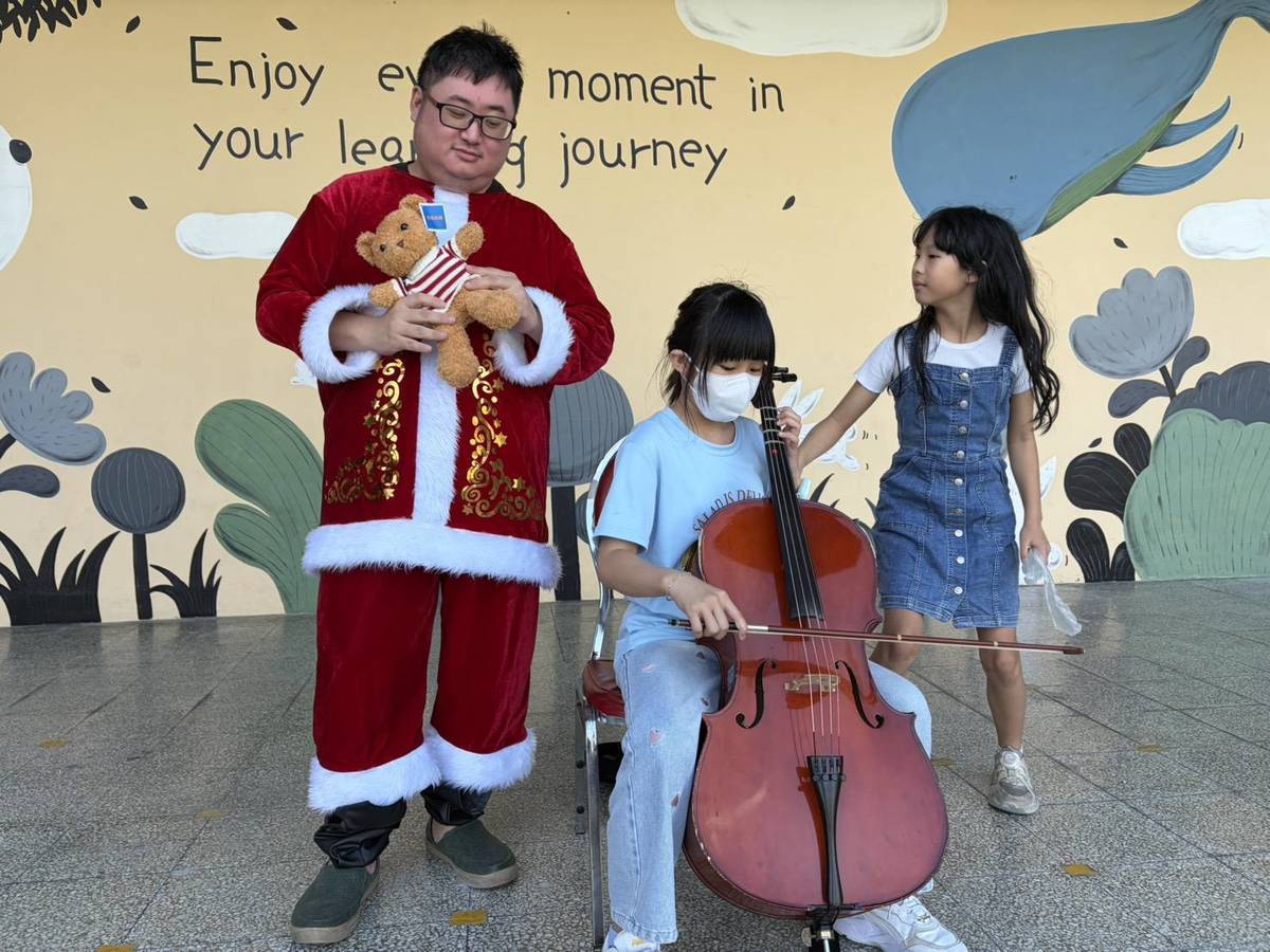 學生陳家萱在臺上展演大提琴