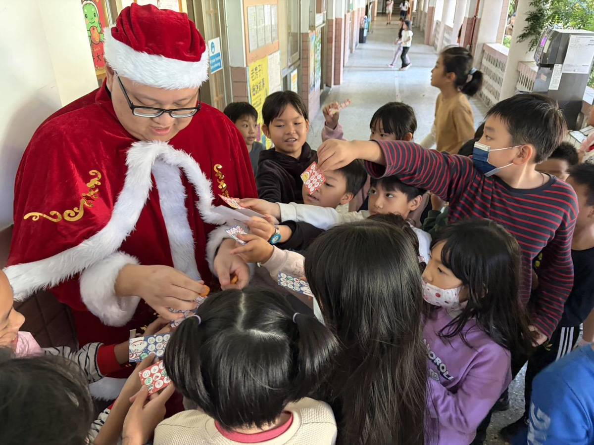小朋友開心地找到聖誕老公公