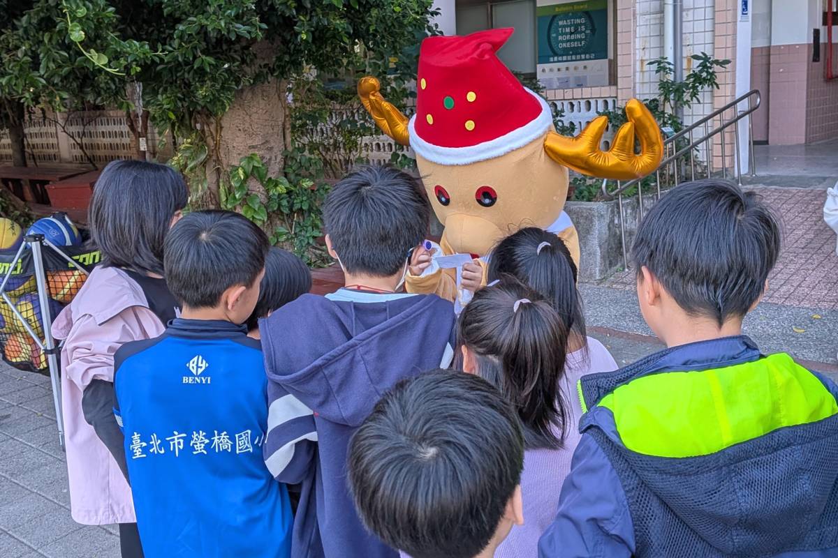 小朋友圍著麋鹿集章