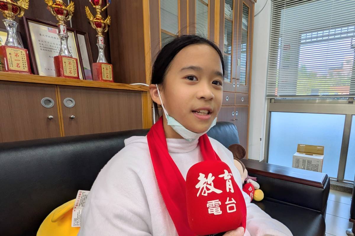 穿上雪人裝的六年級學生李佩琳表示，大家追著她跑，很好玩
