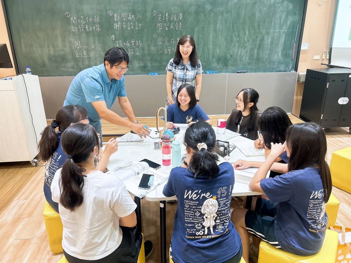 數學結合密室設計，教師與學生課堂討論（彰化女中）