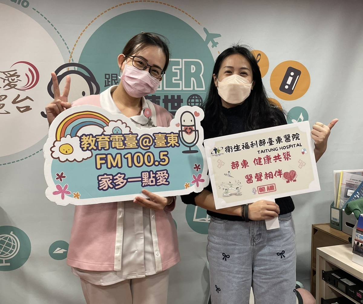 趙珮伃個管師(左)介紹幼兒專責醫師制度