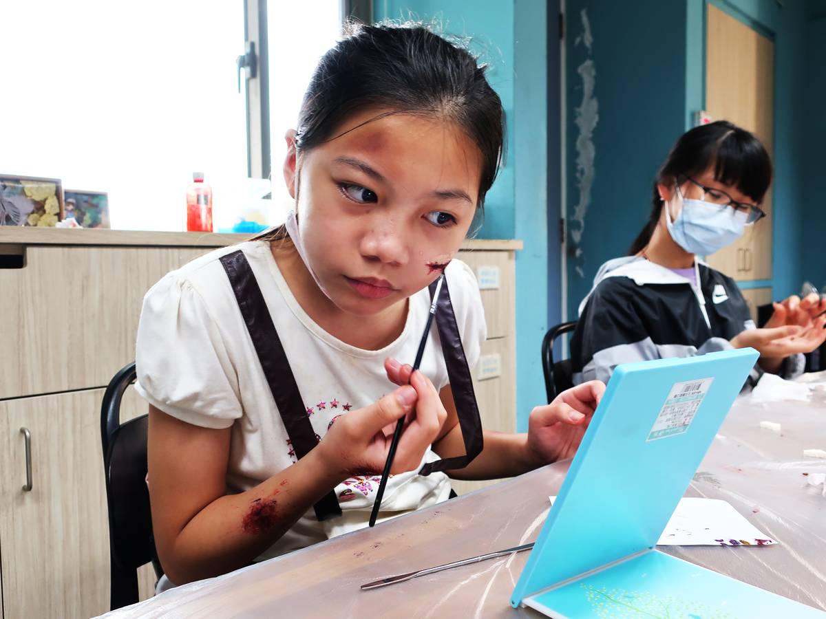 學生在課程中學習特效化妝，透過鏡前實作體驗好萊塢電影妝容技法