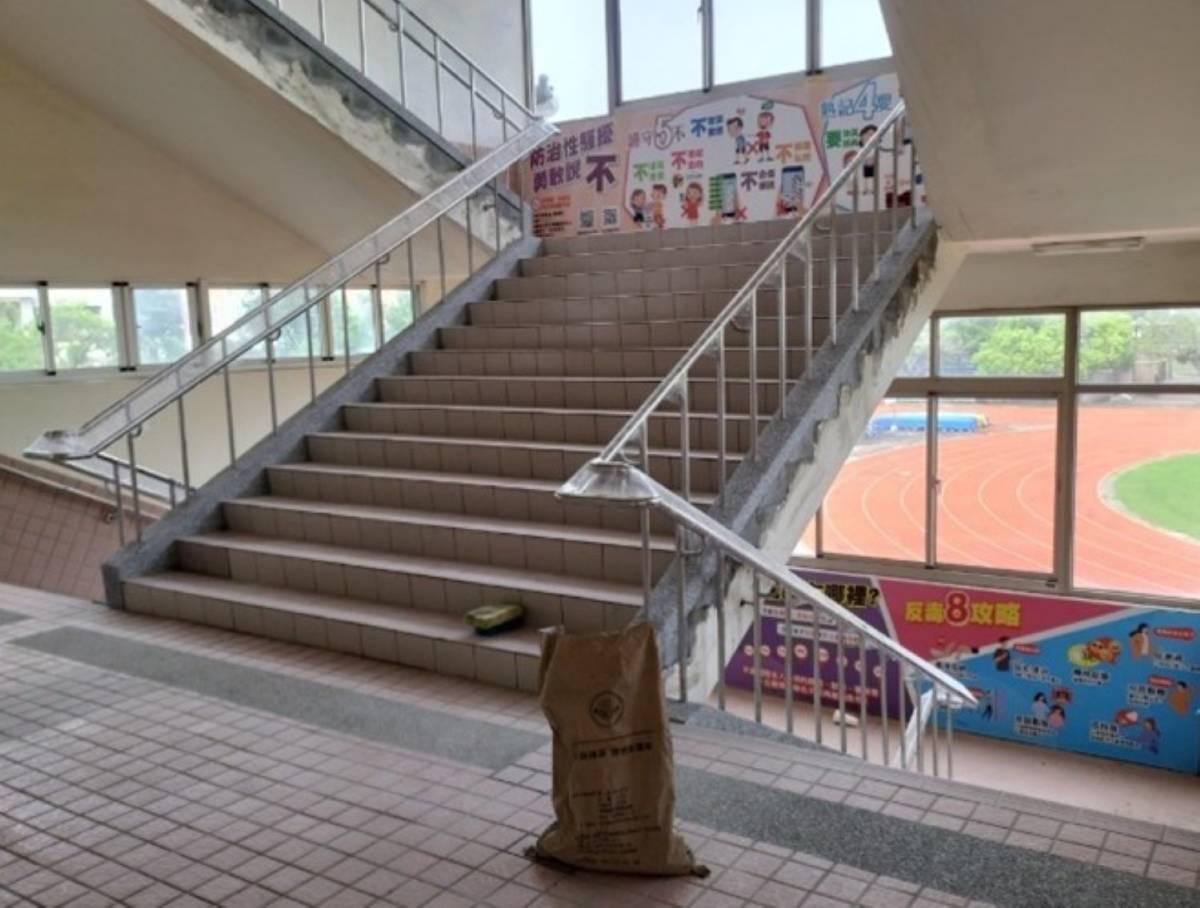 臺南市佳里國小在「改善無障礙校園環境計畫」補助下，將原來的木製扶手改為不鏽鋼扶手