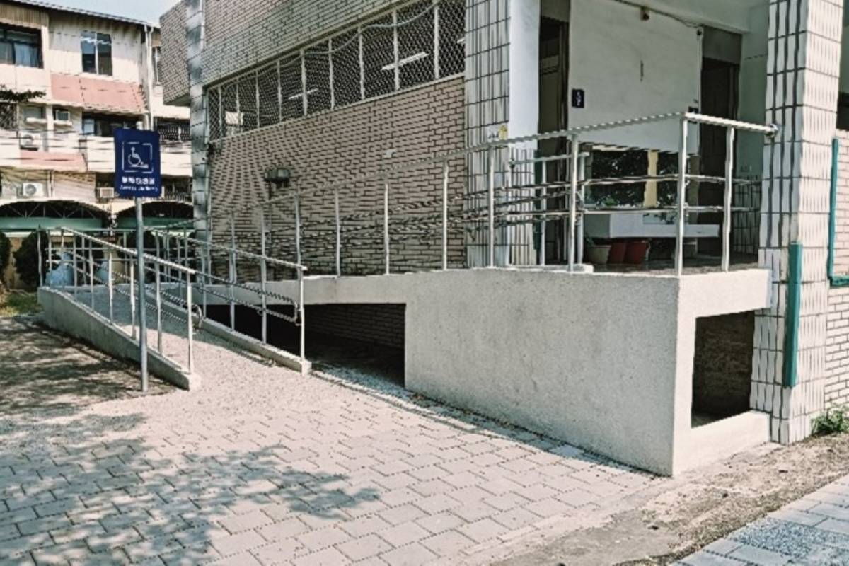臺中市九德國小建置無障礙坡道，讓使用輪椅或拐杖的身心障礙學生能自由通行
