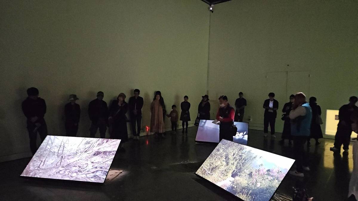 臺東美術館目前正展出《潛行》展，透過作品，描述三位藝術家如何潛入歷史、文化與環境縫隙，試圖揭露在主流敘事下，可能被遮蔽或忽略的真實。