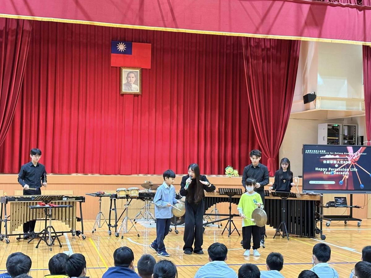 大龍國小學生在朱宗慶打擊樂團團員帶領下，體驗傳統打擊樂器的奧妙